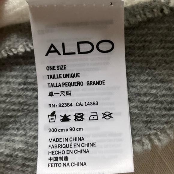 NWOT Plaid Blanket Scarf - Picture 3 of 4